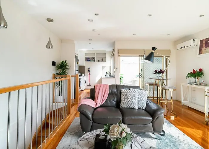 Design/Bright/Cosy Townhouse Between Airport &City