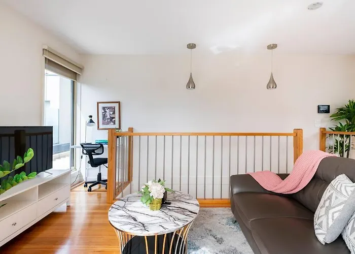 Design/Bright/Cosy Townhouse Between Airport &City